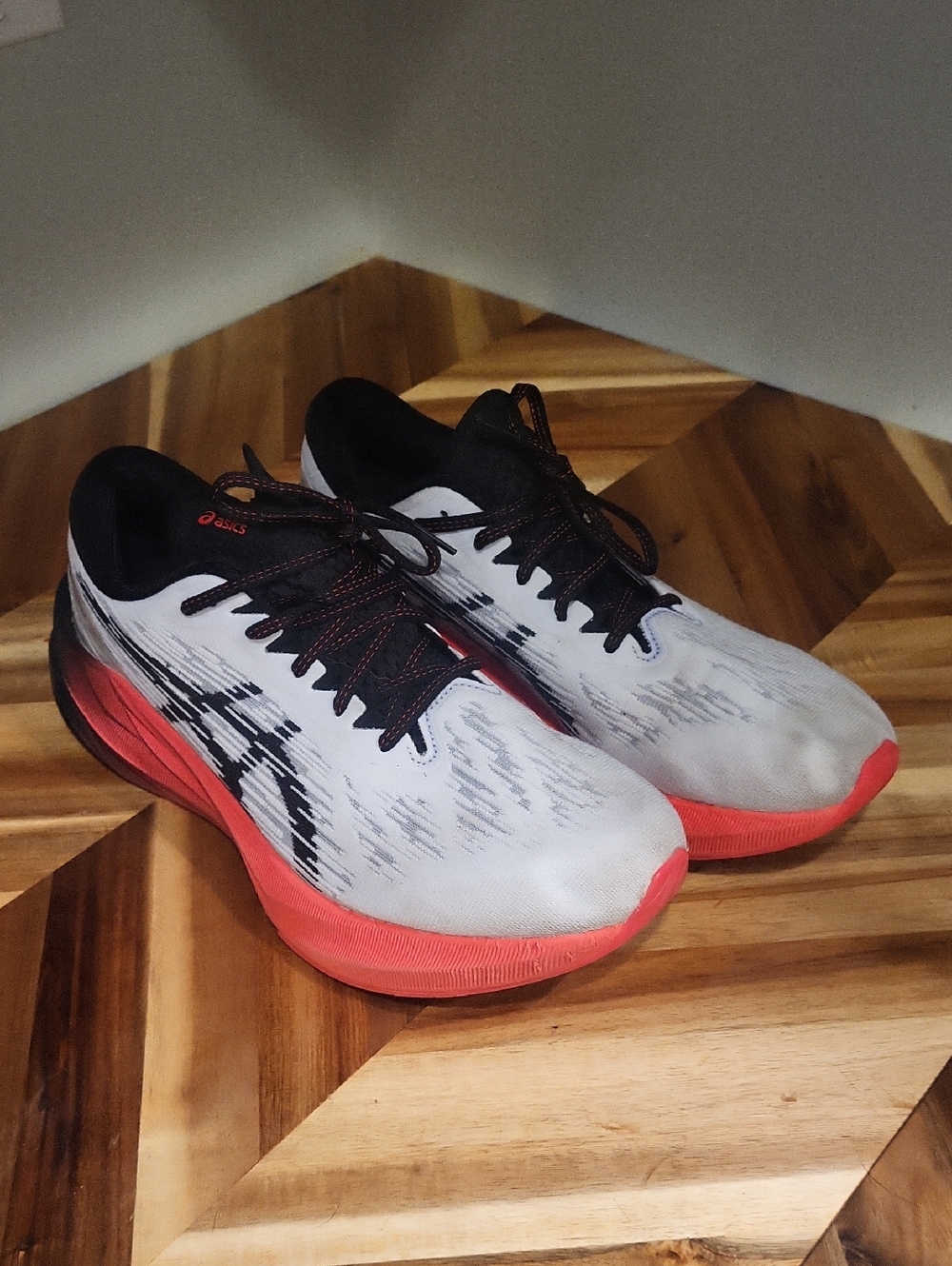 Men's ASICS Novablast 3 Size 11 White and Coral Athletic Shoes